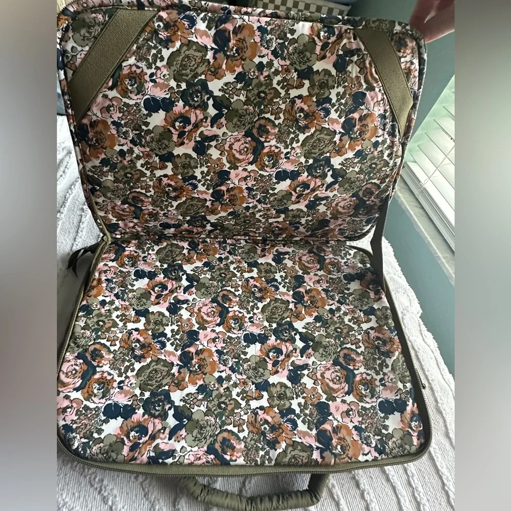 Vera Bradley Olive Green Quilted Laptop Sleeve - Picture 4 of 5